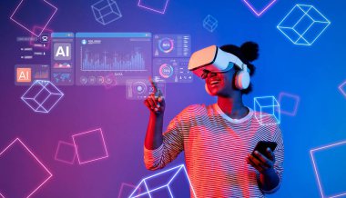 Bir kadın verileri analiz ederken bir kulaklık kullanarak sanal teknolojiyle etkileşime giriyor. Sahne dijital deneyimlerdeki yenilikleri vurgulayan çekici ve renkli bir ortam sergiliyor. XDMCP