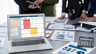 İnternet sitesinde canlı eleştiriler için çevrimiçi aplikasyon rezervasyon takvimi