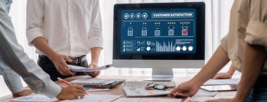 Pazarlama stratejisi planlaması için canlı yazılım bilgisayarında müşteri memnuniyeti ve değerlendirme analizi