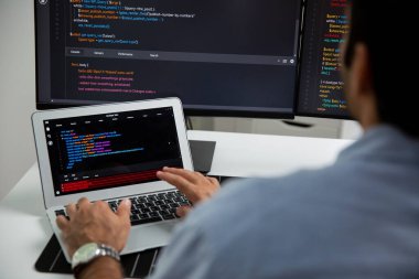 Bilgisayar ve bilgisayar üzerinde çalışan akıllı bilişim geliştirici yazılım geliştirme kodlaması üzerinde yoğunlaşmak, modern ofisteki web sitesinde son güncelleme sürümü için virüs yazılım uygulama programı yaratmak. Tahmin et..
