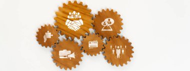 Birbirini bağlayan ahşap dişli panorama afişi, işletme şirketinde fonksiyon üretken sistemi ve etkili ve verimli çalışan sinerji takım çalışmasını sembolize eder. Sinerjik Dostluk