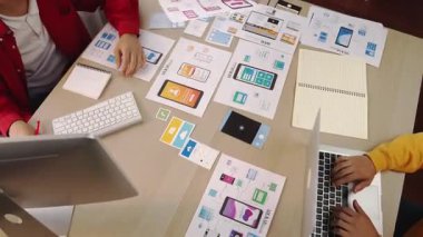 Girişimci şirket çalışanının el odaklı kullanıcı arayüzü prototipi ofis çalışma alanındaki akıllı iş arkadaşına mobil uygulama sunar. Kağıt üzerinde simge tasarımının UX UI tasarım övgü fonksiyonu. Sinerjik