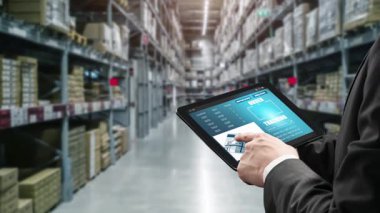 Depo yönetimi, mal teslimatının gerçek zamanlı izlenmesi için bilgisayarda becerikli bir yazılım. Bilgisayar ekranı, depolama ve tedarik zinciri dağılımı için akıllı envanter göstergesi .