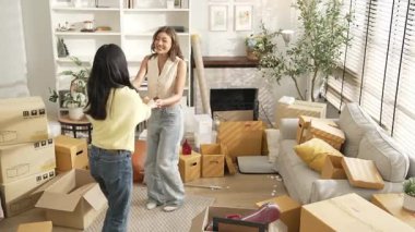 Kız birlikte dans ediyor ve oturma odasında kutuları dağıtarak vakit geçirmekten zevk alıyor. Oda arkadaşı ve arkadaşı konuşurken, diğerine bakarken müziğe yöneldiler. Yer değiştirme konsepti. Myrmidon.