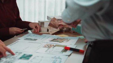 İşbirlikçi bir tasarım buluşmasında mimarlar ve planlamacılar projeler için yenilikçi stratejiler oluşturarak projeler, modeller ve materyalleri analiz ediyorlar. SACTR