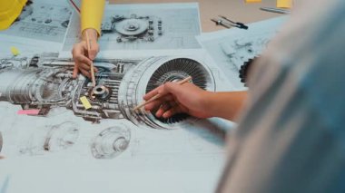 Mühendisler, yenilikçi bir atölye ortamında mekanik bileşenler ve teknik çizimler, işbirliği ve yaratıcılık üzerine ayrıntılı bir analize giriştiler. SACTR