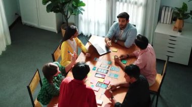 Yaratıcı ekip Ux Ui tasarım cep telefonu arayüzü hakkında beyin fırtınası yaparken el ele tutuşuyor. Becerikli insanların strateji planlama projesi başlatırken aynı zamanda toplantı odasında da başlatılıyor. Cemaat.