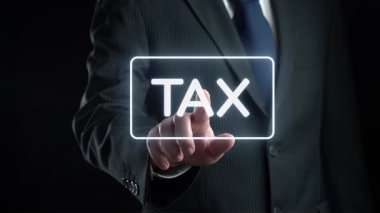 Profesyonel bir birey, etkin bir yönetim için gerekli olan çeşitli mali ve vergi kavramlarını temsil eden parıldayan dijital simgelerle iş kıyafeti içinde duruyor. Dörtgen