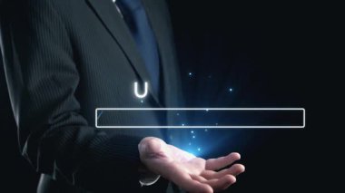 Takım elbiseli bir işadamı, teknoloji simgeleriyle çevrili, yenilik ve modern gelişmeyi sembolize eden dijital güncelleme çubuğunu sergileyen bir el sunuyor. Dörtgen