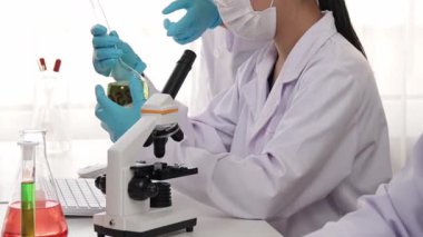 Bilimsel uzmanlığa, laboratuvar ekipmanlarına ve yenilikçi tıbbi biyoteknoloji yazılımına sahip laboratuvar sağlık araştırma ekibi yeni ilaçlar araştırıyor, tedavi geliştiriyor. Ağır çekim. Katı.