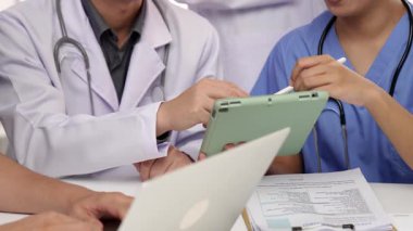 Hastane masasında birlikte çalışan ve tıbbi tedavi ya da sağlık hizmeti planlayan profesyonel bir grup. Takım çalışması başarılı hastalıklara ve hastalıklara yol açar. Ağır çekim. Katı.