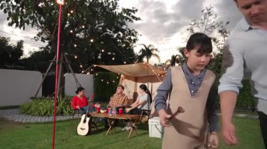 Aile birlikte bahçede kamp kurar, baba ve kız aile bireyleri için ızgara yapar. Doğayla iç içe olmak için açık hava kamp aktiviteleri ve genç nesil çapraz kuşaklarla zaman geçirmek için. Uyumsuzluk.