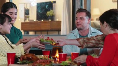 Aile, yıl dönümünü bahçede kutlar. Aile üyeleri, yemeğe. Doğayla iç içe olmak için açık hava kamp aktivitesi ve nesiller arası tatlı akrabalarla zaman geçirmek için. Uyumsuzluk.