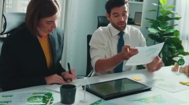 Temiz enerji yatırımından bahseden işadamı ve yöneticinin üst düzey görüşü. Birlikte çalışan iş adamlarının hava görüşü yenilenebilir enerji kullanmayı planlıyor. ESG modern geliştirme. Hizalama.