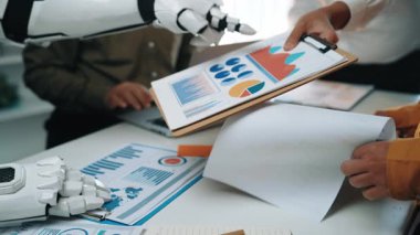 Verileri analiz etmek ve karar verme mekanizmasını geliştirmek için yapay zeka teknolojisiyle birlikte çalışan iş adamları, iş yerindeki otomasyonun kusursuz bütünleşmesini gözler önüne seriyorlar. Noogenesis Yapay Zeka