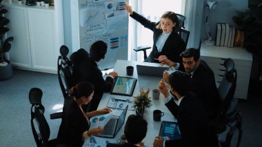 Akıllı yönetici projesinin üst görünümü beyaz tahtaya zihin haritası ve finansal grafik ile işaret ediyor ve çeşitli yatırımcılar hisse yatırım grafiğini dinleyip analiz ederken pazarlama fikrini açıklıyor. Müdürlük.