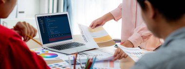 Uygulama ve program kodlaması için bilgisayar ekranında yazılım geliştirme programlama