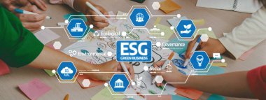 Profesyonel başlangıç grubu zihin haritası kullanarak yaratıcı pazarlama fikrini paylaşıyor. Genç yetenekli iş adamları yapışkan notlar yazarken beyin fırtınası planı yapıyorlar. Eline odaklan. - Yakın çekim. Değişik şekillerde. Dostluk