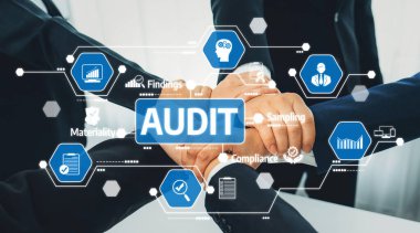 Ticari değerlendirmeler için hayati önem taşıyan denetim işlevlerini, uyumluluğu ve analitik süreçleri vurgulayan grafiklerle çevrelenmiş işbirliğinde ellerini gösteren görsel bir temsil. Dostluk