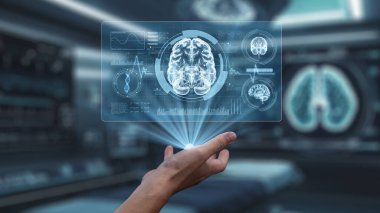 Laboratuvar arka planında süzülen beyin hologramını tutan insan eline yakın çekim. İnsan eli, beyin ikonunu kullanarak semptomları analiz edip teşhis ederek tıbbi verilere ulaşıyor. Sağlıklı..