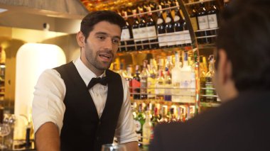 Lüks barlarda içki hazırlayan akıllı barmenlere odaklanırken aynı zamanda canlı ışıklandırma atmosfer şişesi ve bar arka planındaki VIP müşterilerle canlı sohbetler. Vinosity.