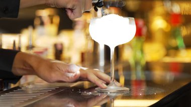 Kapalı el barmeni karışık votka bardağına şeker ya da tuz ekliyor, özel içecek menüsü hazırlıyor. Gece hayatını gösteren özel bir içecek. Vinosity.