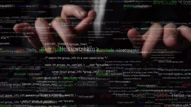 Teknoloji ve kodlamanın dinamik dünyasını temsil eden soyut programlama metni ve verileriyle çevrili bir klavyeye yazı yazan ellerin yakın çekimi. Xenic