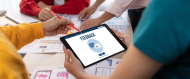 Müşteri geribildirim ve şirket işleri için canlı bilgisayar yazılımı analizi