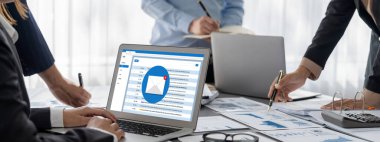 İş zekası ve veri analizi kavramı. Analizci ekibi laptop ekranında finansal veri analizi üzerinde çalışıyor. Etkili iş stratejik planlama için pazarlama göstergesi olarak. İçgörü