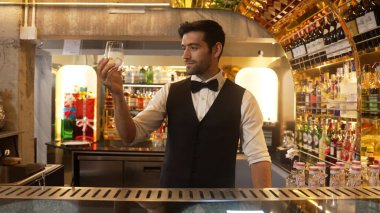 İçki tezgahındaki müşteriye içki servisi için buzlu akıllı barmen soğutma bardağı. Cazibeli profesyonelliğiyle hoş geldin içeceği. Kulüpte ilk izlenimi veren harika bir karşılama tahmini. Vinosity.