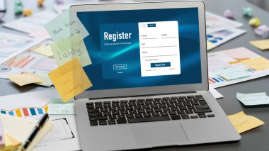 İş fikri için yaratıcı ve analitik beyin fırtınası için yapışkan bir not ve dizüstü bilgisayarında BI veri paneli var. Pazarlama stratejisi için finansal veri görselleştirme teknolojisini analiz et. Dahi.