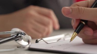 Hasta klinikte ya da hastane ofisinde doktor randevusuna gidiyor. Hastaların nabzını kontrol etmek için steteskoplu sendrom kayıtları yapılırken doktor semptomları inceler ve teşhis eder. Panorama. Katı.