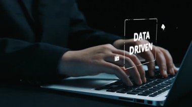 Veri güdümlü karar verme işi analitik, veri toplama ve yapay zeka sistemleri yoluyla güçlendirir. Veri güdümlü araçlar veri işleme ve veri görselleştirmesini veri platformları boyunca destekler. Elide