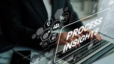 Modern Ofis Ortamı 'nda Dizüstü bilgisayar ekranında Geleceği Görüş Grafikleriyle İş Profesyonel Analizi Verileri. Asemptotik akıllı veri analitiği.