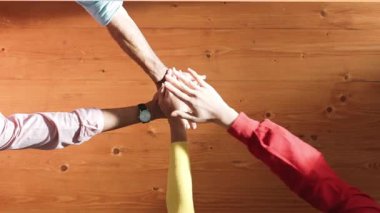 Mutlu bir başlangıç için insanlar el ele tutuşup el ele tutuşarak işbirliğini kutluyor ve satışları artırıyor ya da takım çalışmasını ve birlikteliği teşvik ediyor. Cemaat.