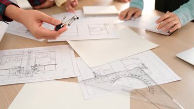 Mimarlar veya akıllı mühendislerin videosu mimari ofisindeki inşaat doğruluğu için taslak üzerinde ölçüm aracı, bölücü ve kalem el yazısı detaylarını kullanır. Eline odaklan. - Yakın çekim. Tanımlama.