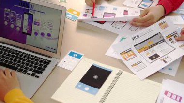 Mobil uygulama ya da web sitesi için kullanıcı arayüzü prototipi planlayan şirket çalışanlarının panorama videosu. UX UI tasarım beyin fırtınası kullanıcı dostu arayüz planı tasarlıyor. Sinerjik