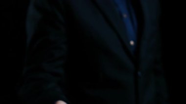 AI toplumu dönüştürüyor, önemli etik soruları gündeme getiriyor. Yapay zeka dizaynındaki ahlak kuralları adaleti sağlar. Yapay zeka etiği sorumlu kararları destekliyor. Yapay zeka gücünü güçlü etiklerle dengelemek çok önemli. Elide