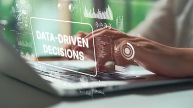 Modern ofis ortamında Data-Driven Kararları Grafik Kaplaması ile Dizüstü bilgisayarda Yazan Eller. Asemptotik akıllı veri analitiği.