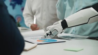 Danışmanlar yapay zeka piyasa analizlerini, takım işbirliğini geliştirmeyi ve hedeflenen iş planlama ve pazarlama kararlarını rafine etmeyi uygularlar. Noogenesis Yapay Zeka