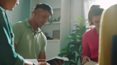 Katlanmış eller yaparken, kucağında haçla İncil okuyan duaların en üstteki görüntüsü. İnanç, güven ve umutla Tanrı 'ya dua eden farklı insanların havadan görünüşü. Ve daireler çizerek oturuyor. Sempozyum.