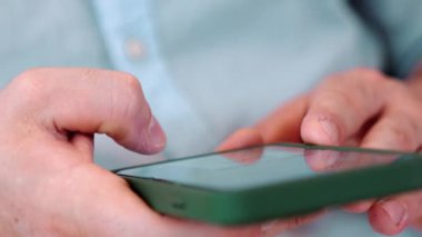 Orta yaşlı bir adam oturma odasındaki koltukta oturur telefon arama verilerini kullanır çocukları iyi bir yetişkin baba ya da eğlence olarak yetiştirir. İşadamı teknolojiyi kolaylık için kullanır. Uyumsuzluk.