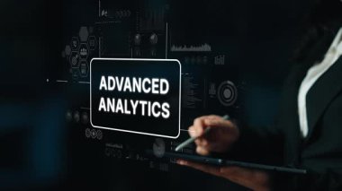 Modern Ofis Ortamı 'nda Gelişmiş Analitik ve Veri Görselleştirmesi İçin Tablet Kullanan İşkadını. Asemptotik akıllı veri analitiği.