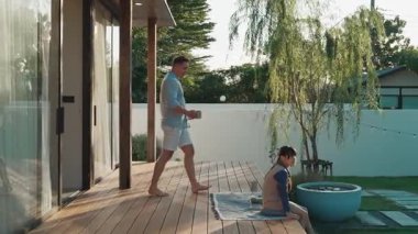 Baba ve kızı birlikte ilginç bir doğa manzarası izliyorlar. Ebeveynler, çevre farkındalığıyla ilgili genç nesli iletişim kurmak için açık hava aktivitelerini kullanırlar. Uyumsuzluk.