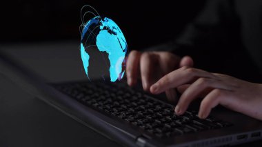 Küresel ağ bağlantısı görselleştirmesi veri alışverişini, dijital bağlantıyı, dünya çapında iletişimi gösteriyor. Dünya çapında bölgeleri birbirine bağlayan küresel veri akışı ve dijital ağ altyapısı. Thunk