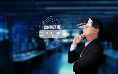 Sanal gerçeklik kulaklığı takan bir işadamı modern bir çağrı merkezinde, yenilik ve nişanı somutlaştıran müşteri destek çözümlerini düşünceli bir şekilde değerlendiriyor. XDMCP