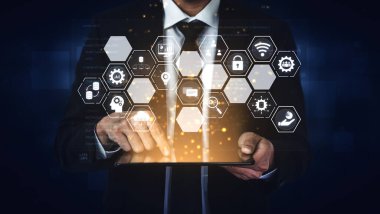 Altıgen arayüzü yapay zeka, veri, analiz ve siber güvenliği birleştiriyor. AI sistemleri bağlar, veri sürücüleri analitiği destekler, veriler kararları destekler ve yapay zeka akıllı iş altyapısını sağlar. Kefil