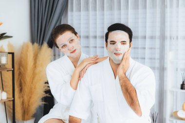 Kaplıca salonunun sakin, modern gündüz atmosferi, birkaç müşteri yüz maskesi takarak kendini yenilemeye çalışıyor. Yüz bakımı ve güzellik kozmetolojisi prosedürü. Sessiz.