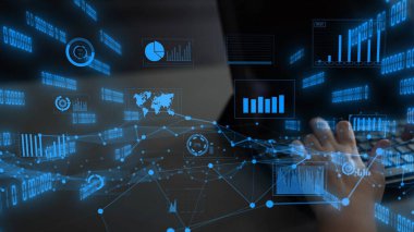 Fütürist veri analizlerini gösteren bir dizüstü bilgisayarla etkileşime giren modern bir çalışma alanı. Grafikler, grafikler ve bir dünya haritası profesyonel atmosferi geliştirir. Xenic