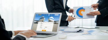 Online uçuş rezervasyon sitesi canlı rezervasyon sistemi sağlar. Seyahat teknolojisi kavramı .